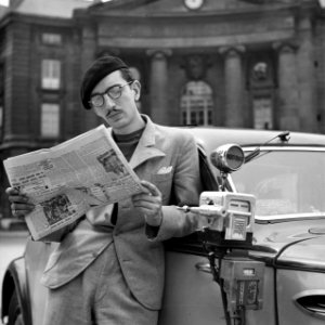 Student als taxichauffeur leest de krant, Bestanddeelnr 254-2094