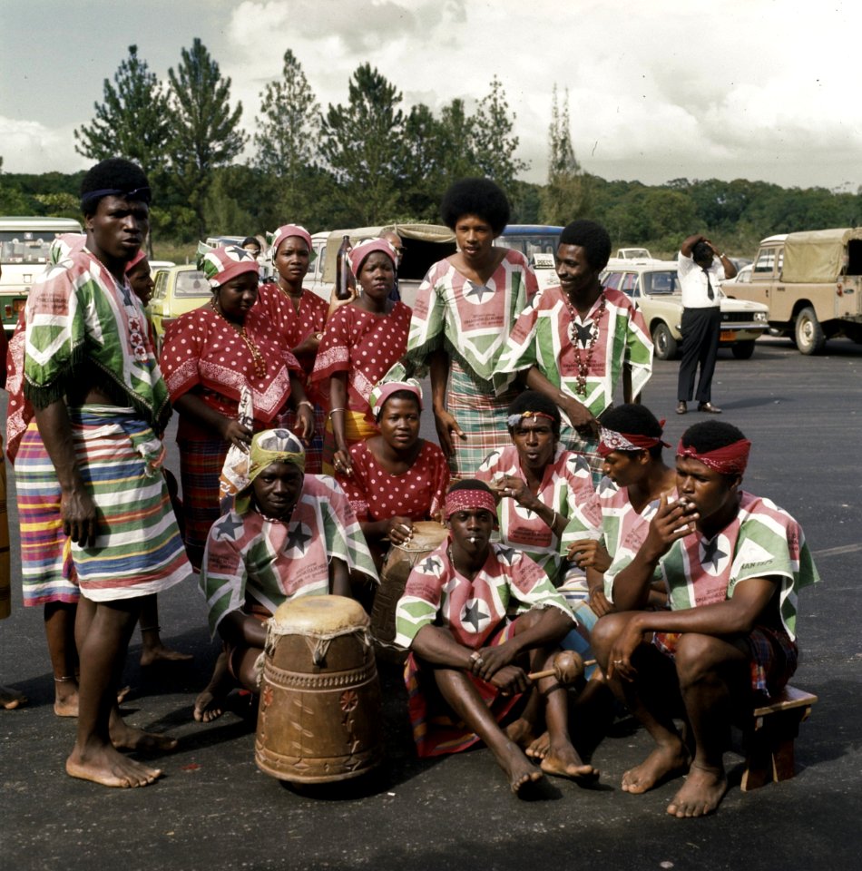Surinaamse bevolking in onafhankelijkheidsshirts, Bestanddeelnr 254-9755