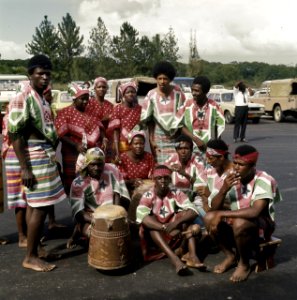 Surinaamse bevolking in onafhankelijkheidsshirts, Bestanddeelnr 254-9755