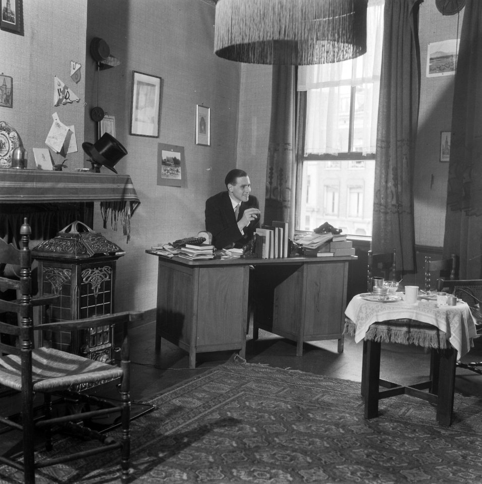 Student achter een bureau in zijn studentenkamer, Bestanddeelnr 900-8000