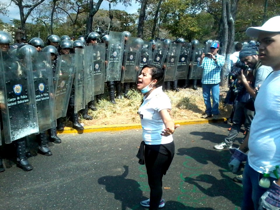 Student confronting National Guard Venezuela 2014