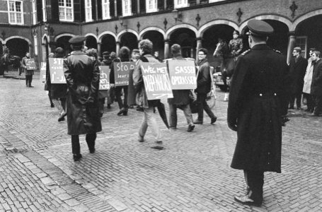 Studenten van de SVB demonstreren tegen de bezuinigingen op de Rijks Studie Toel, Bestanddeelnr 919-8366