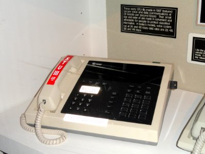 STU-III telephone (early version, 1987) - National Cryptologic Museum - DSC08038