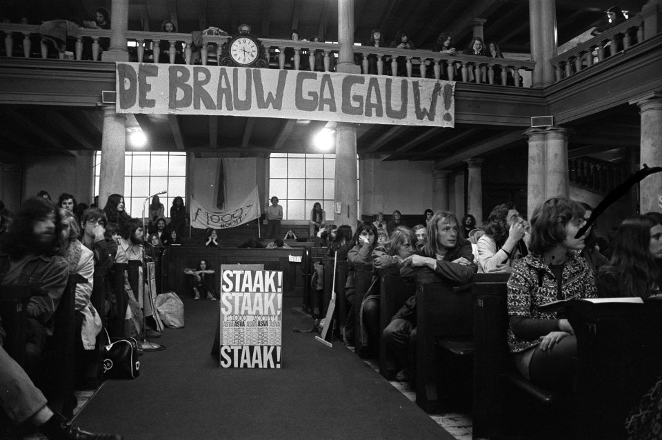 Studenten tijdens de vergadering (op spandoeken De Brauw ga gauw en Staak), Bestanddeelnr 925-6156