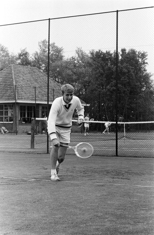 Studenten tenniskampioenschappen te Leiden Schneider in aktie in zijn eerste pa, Bestanddeelnr 915-2047