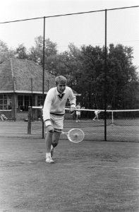 Studenten tenniskampioenschappen te Leiden Schneider in aktie in zijn eerste pa, Bestanddeelnr 915-2047