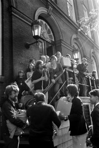 Studenten verlaten Maagdenhuis, Amsterdam studenten met megafoon op de trap van , Bestanddeelnr 922-4066