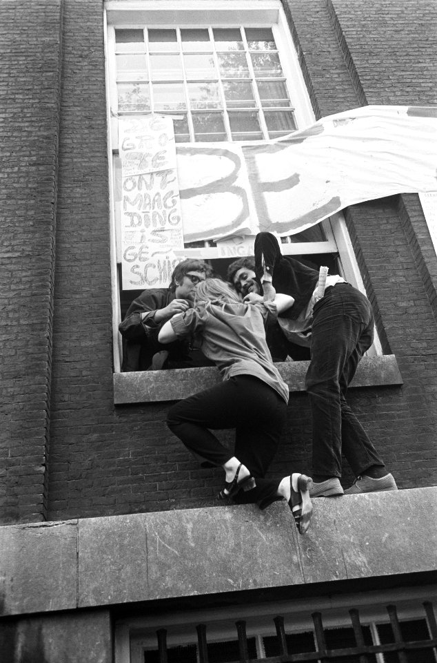 Studenten verlaten Maagdenhuis, Amsterdam overvalwagen, Bestanddeelnr 922-4068