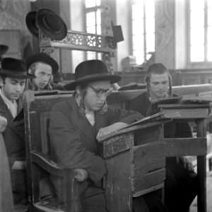 Studerende leerlingen van een Jeshiwa (een Talmoed hogeschool) in de wijk Mea Sh, Bestanddeelnr 255-0396