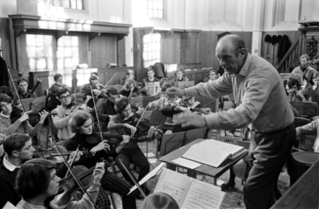 Studenten Orkest oefent in kerk van Bergen. De paukenist met ijsmuts maakt handi, Bestanddeelnr 920-9736