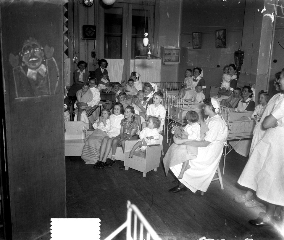 Studenten poppenkast in Emma Kinderziekenhuis, Bestanddeelnr 934-7089
