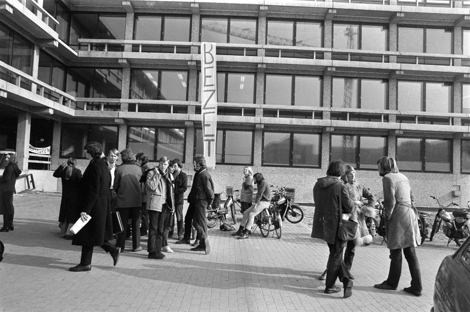 Studenten houden Vrije Universiteit van Amsterdam bezet uit protest tegen verkie, Bestanddeelnr 925-4070