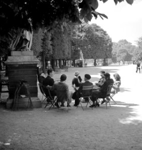 Studenten in gesprek in de Jardin du Luxembourg, Bestanddeelnr 254-2138