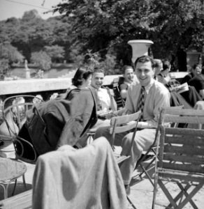 Studenten in de zon, in het park Jardin du Luxembourg, Bestanddeelnr 254-2119