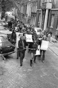 Studenten in de politicologie met stoel van stakende prof Daudt in optocht naar, Bestanddeelnr 926-7075