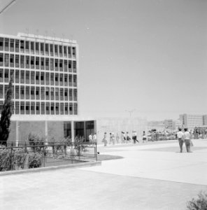 Studenten op de campus van de Hebrew University in Jeruzalem, Bestanddeelnr 255-2414