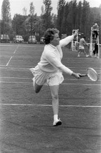Studenten tenniskampioenschappen te Leiden Henny van Rijn in aktie, Bestanddeelnr 915-2044