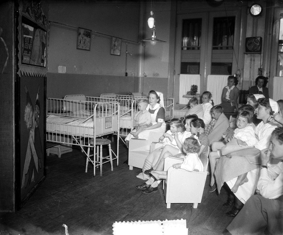 Studenten poppenkast in Emma Kinderziekenhuis, Bestanddeelnr 905-1742