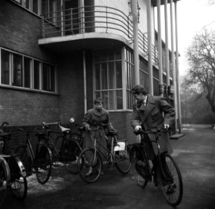 Studenten met fietsen bij de fietsenstalling van het studentenhuis, Bestanddeelnr 252-8940