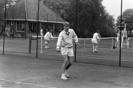 Studenten tenniskampioenschappen te Leiden Schneider in aktie in zijn eerste pa, Bestanddeelnr 915-2049