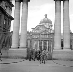 Studenten verlaten het Trinity College, Bestanddeelnr 191-0853