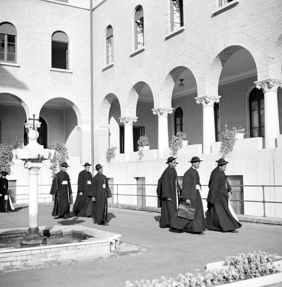 Studenten verlaten het gebouw van het Pauselijk Ethiopisch college in het Vatica, Bestanddeelnr 254-5550
