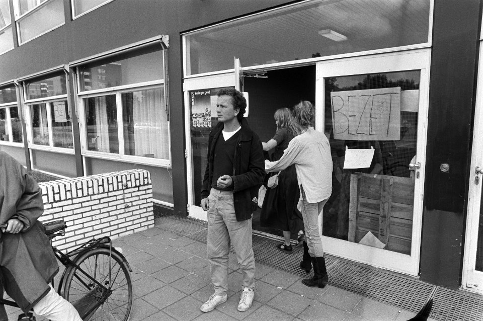 Studenten voor de uitgang van het gebouw, Bestanddeelnr 931-6440