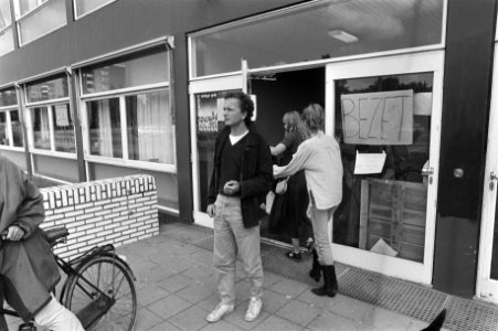 Studenten voor de uitgang van het gebouw, Bestanddeelnr 931-6440