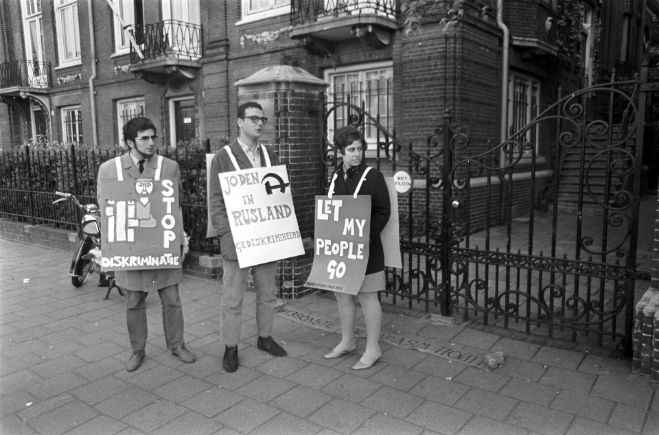 Studenten van de zionistische studentenbeweging demonstreren bij het Russisch co, Bestanddeelnr 921-3758
