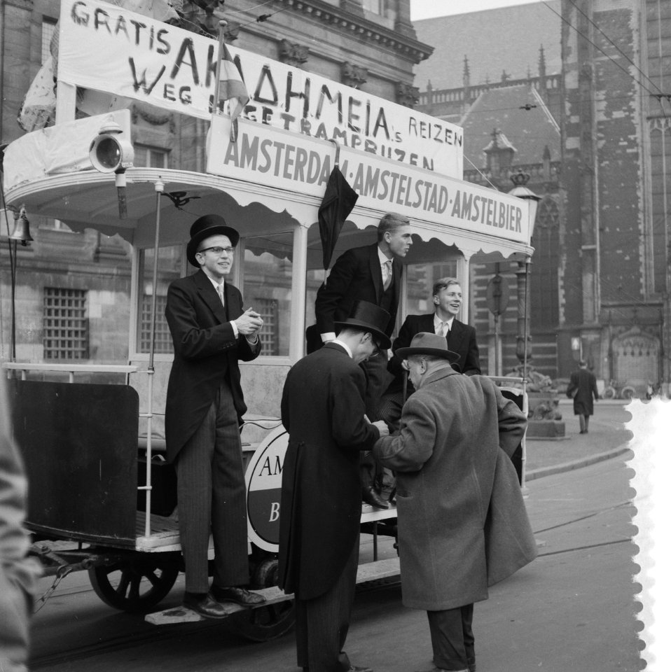 Studenten van het dispuut Akademeia protesteren tegen de tramtarieven te Amste, Bestanddeelnr 910-8035
