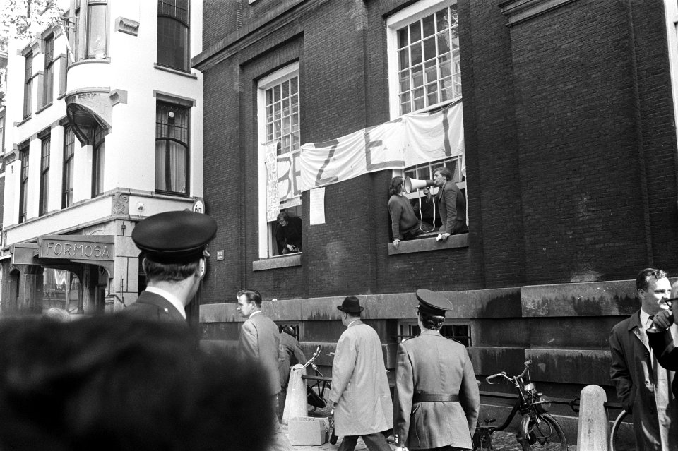 Studenten verlaten Maagdenhuis, Amsterdam overvalwagen, Bestanddeelnr 922-4070