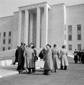 Studenten voor het hoofdgebouw van de universiteit La Sapienza in de Città Unive, Bestanddeelnr 191-1345