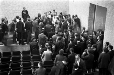 Studenten van Hoge School Tilburg bezetten aula felle discussies tussen de stude, Bestanddeelnr 922-1948