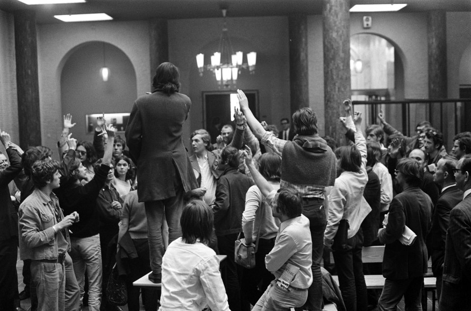 Studenten verlaten Maagdenhuis, Amsterdam overvalwagen, Bestanddeelnr 922-4072