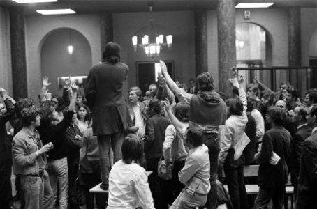 Studenten verlaten Maagdenhuis, Amsterdam overvalwagen, Bestanddeelnr 922-4072