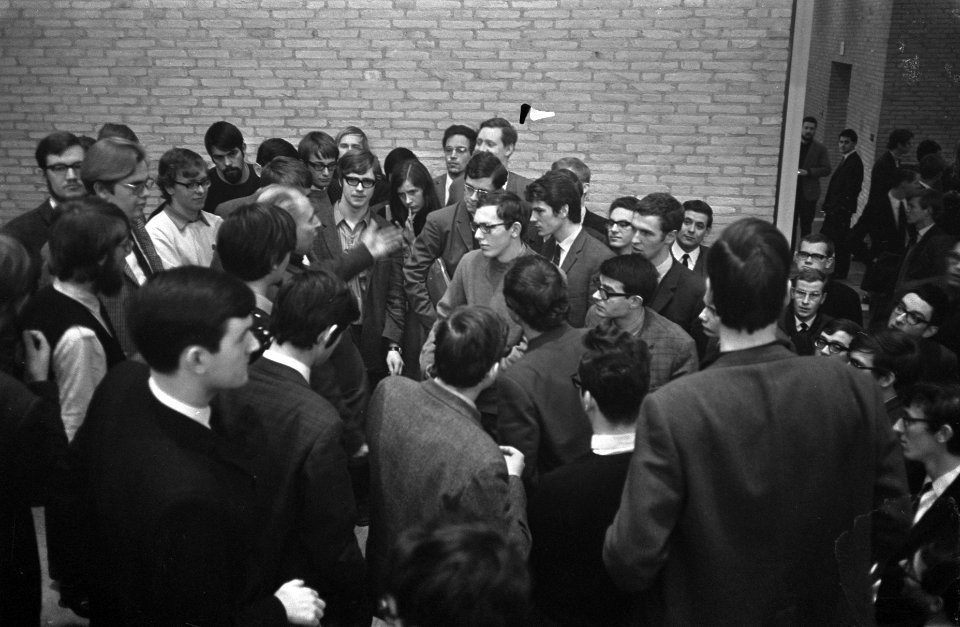 Studenten van Hoge School Tilburg bezetten aula felle discussies tussen de stude, Bestanddeelnr 922-1945