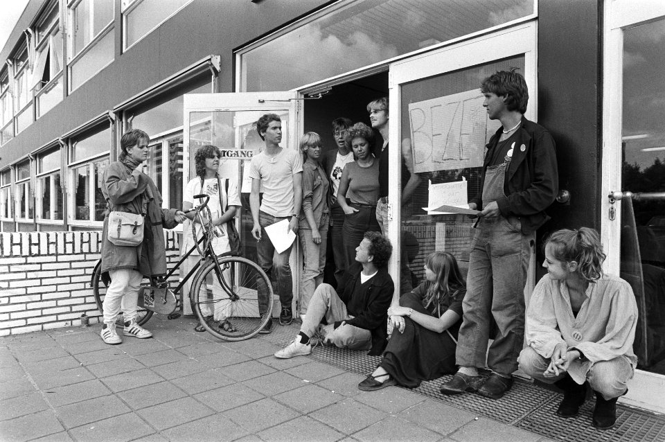 Studenten voor de uitgang van het gebouw, Bestanddeelnr 931-6439