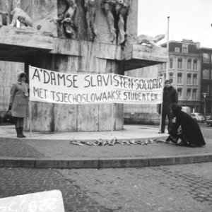 Studenten in Slavische Taal demonstreren bij Nationaal Monument uit solidariteit, Bestanddeelnr 922-0352