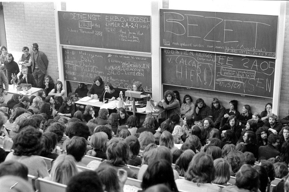 Studenten houden Vrije Universiteit van Amsterdam bezet uit protest tegen verkie, Bestanddeelnr 925-4069