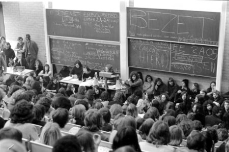 Studenten houden Vrije Universiteit van Amsterdam bezet uit protest tegen verkie, Bestanddeelnr 925-4069