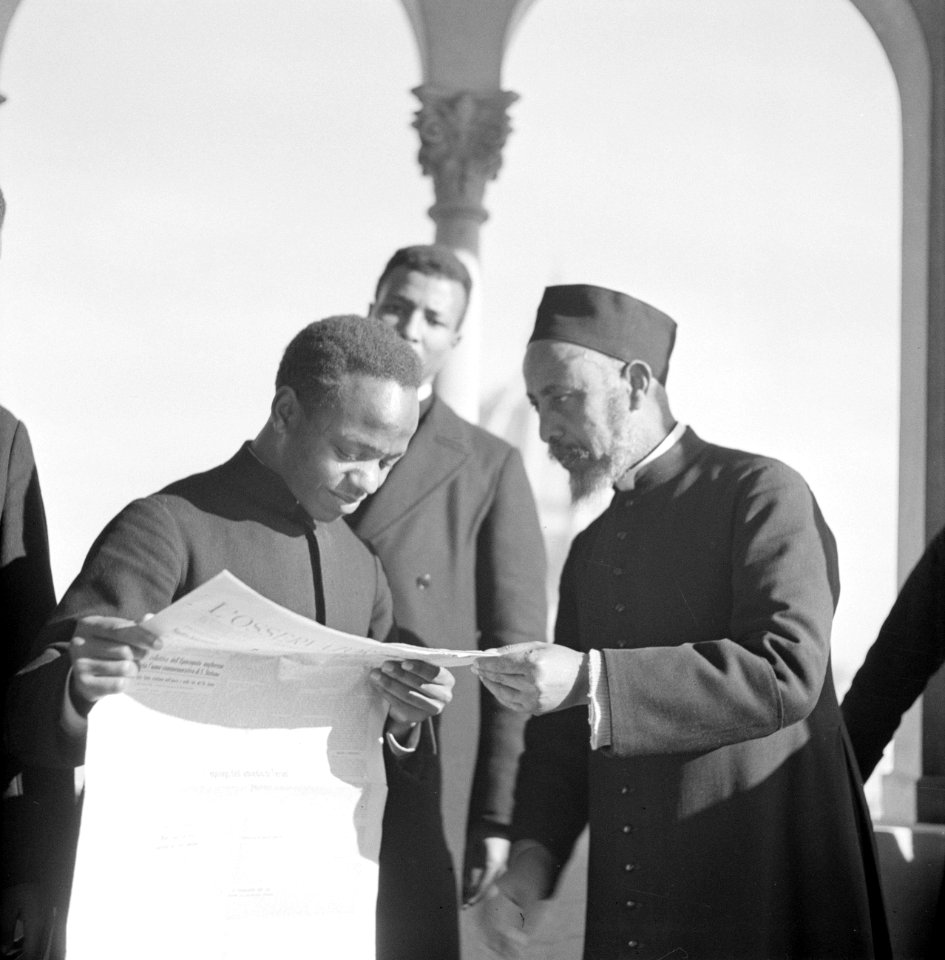 Studenten van het Pauselijk Ethiopisch college in het Vaticaan lezen de krant me, Bestanddeelnr 254-5556