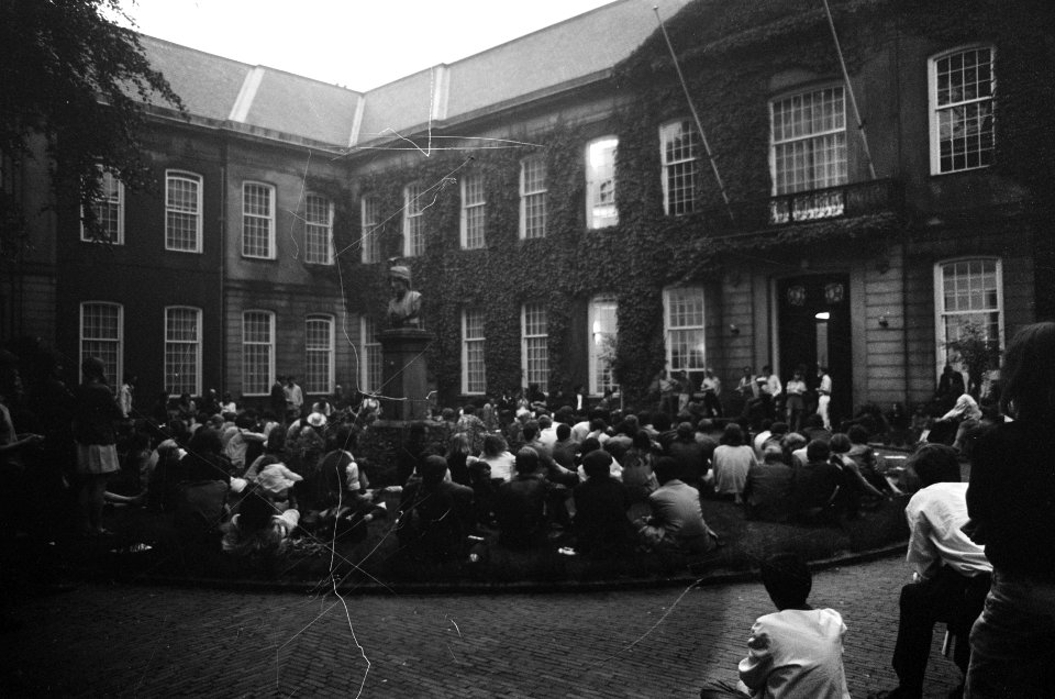 Studenten houden vergadering over processen Maagdenhuisbezetters in de Oudemanhu, Bestanddeelnr 922-5254
