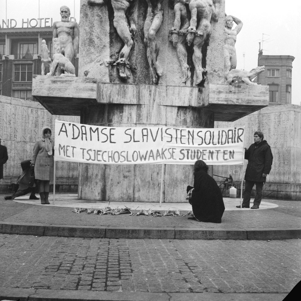 Studenten in Slavische Taal demonstreren bij Nationaal Monument uit solidariteit, Bestanddeelnr 922-0351