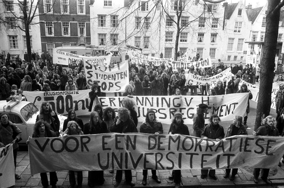 Studenten lopen achter spandoeken, waarop onder andere wordt gevraagd om meer de, Bestanddeelnr 926-8827
