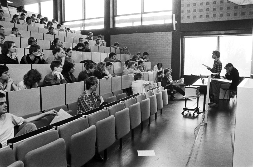 Studenten hebben VU bezet collegezaal, Bestanddeelnr 933-3211