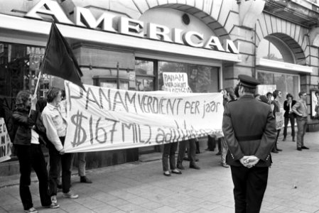 Studenten hielden anti-Amerikaanse demonstratie bij Pan Am kantoor , Leidseplein, Bestanddeelnr 923-5746