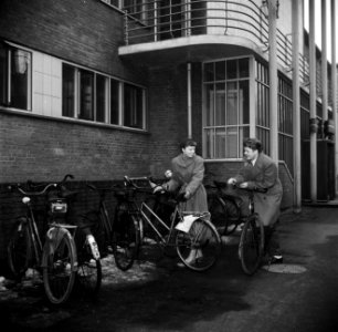 Studenten bij de fietsenstalling van het studentenhuis, Bestanddeelnr 252-8939