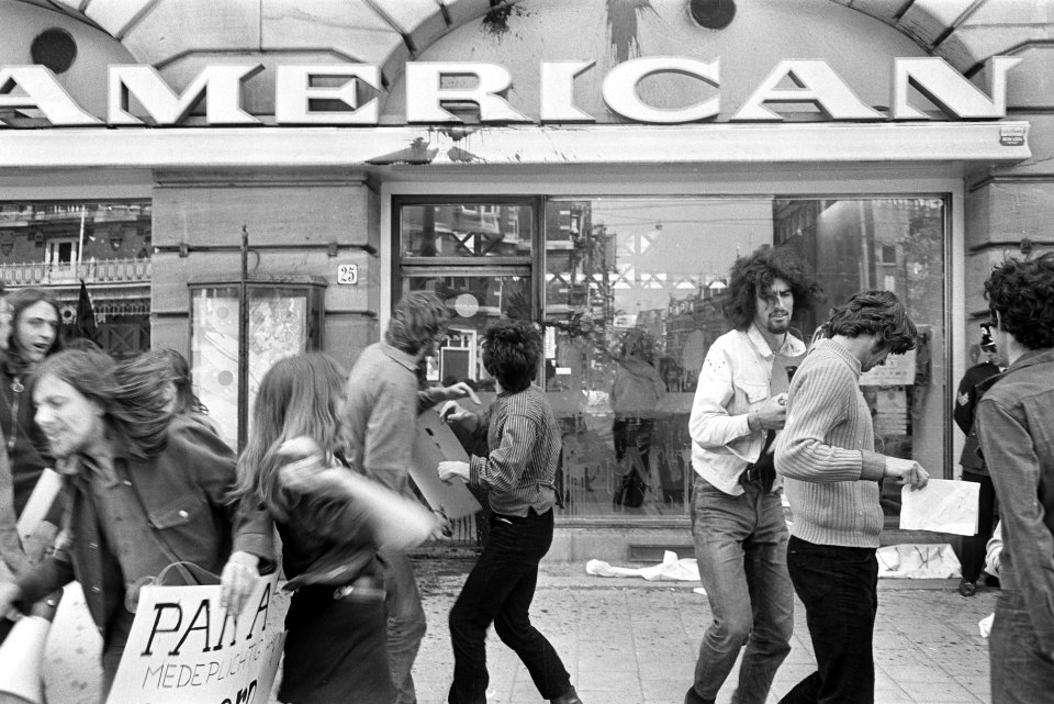 Studenten hielden anti-Amerikaanse demonstratie bij Pan Am kantoor , Leidseplein, Bestanddeelnr 923-5747