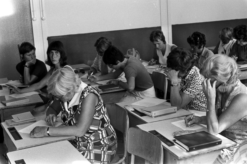 Studerende vrouwen in een schoollokaal, Bestanddeelnr 928-1260