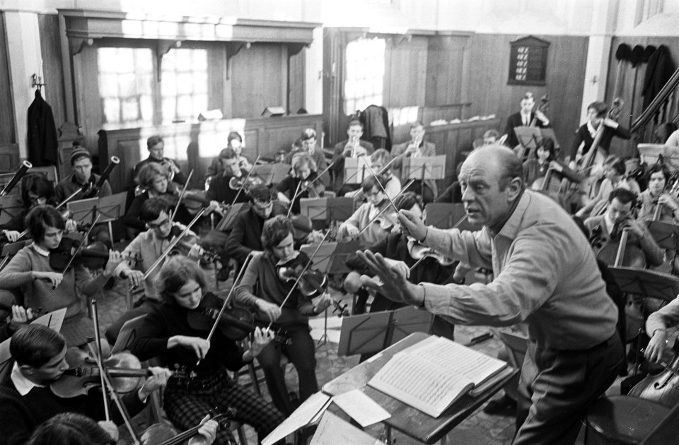 Studenten Orkest oefent in kerk van Bergen. Dirigent Jan Brussen tijdens repetit, Bestanddeelnr 920-9733